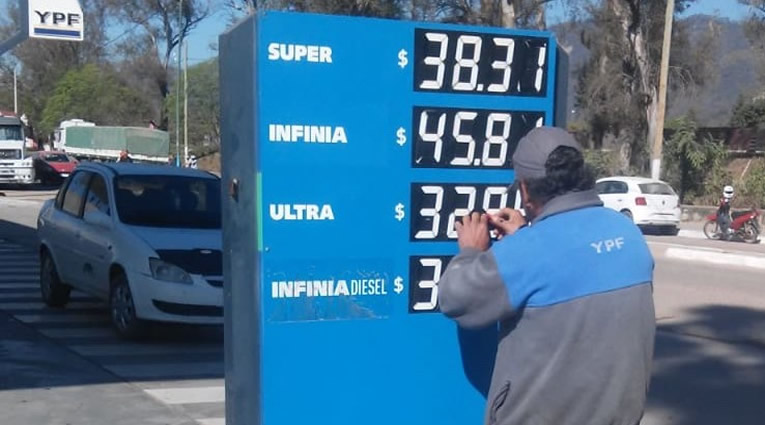YPF baja el precio de los combustibles y Argentina queda entre los países más baratos de la región