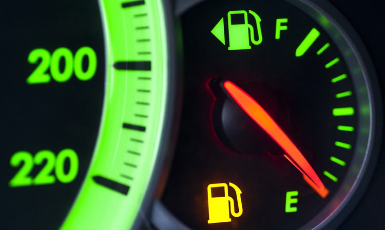 Advierten que llenar el tanque puede resultar perjudicial para el auto