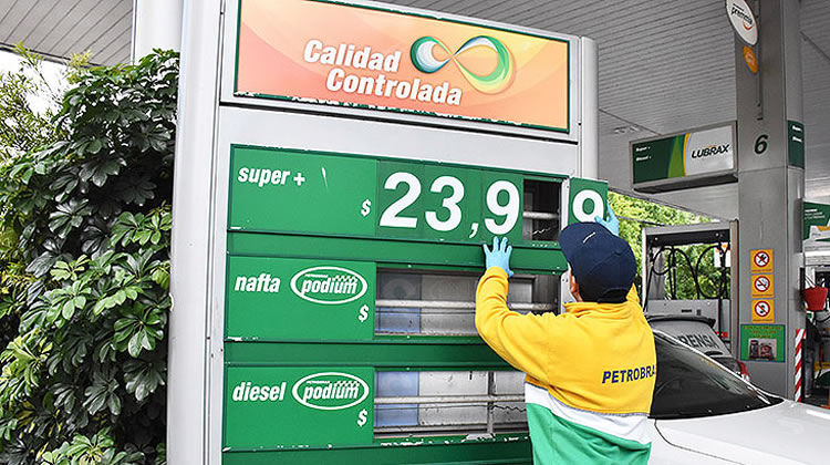 La oposición propone congelar el precio de los combustibles al 1º de enero
