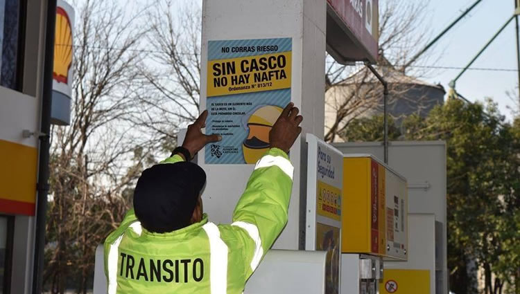 Avanza la ley “sin casco no hay nafta”, pero los expendedores alertan sobre el modo de implementarla