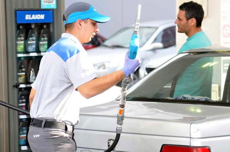 YPF aumenta los precios de los combustibles 4 por ciento promedio en todo el país