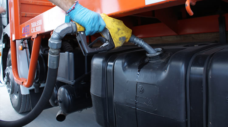 Expendedores en alerta por las consecuencias del virtual congelamiento de los precios de los combustibles