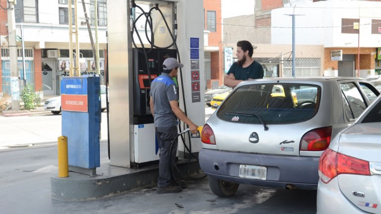 Se oficializó el aplazamiento de la aplicación del Impuesto a los Combustibles Líquidos