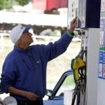 Una encuesta revela que continuará en  baja el consumo de combustibles