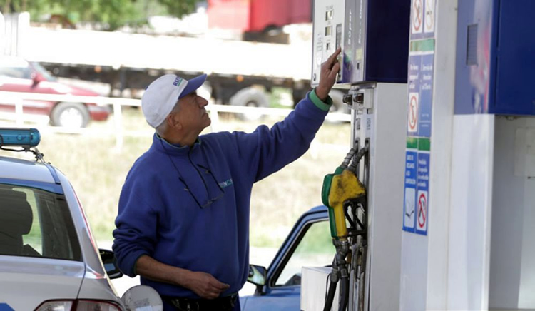 Una encuesta revela que continuará en  baja el consumo de combustibles