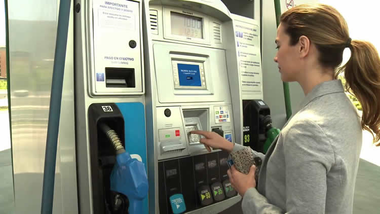 Autoservicio: Estacioneros no encuentran razones para prohibirlo