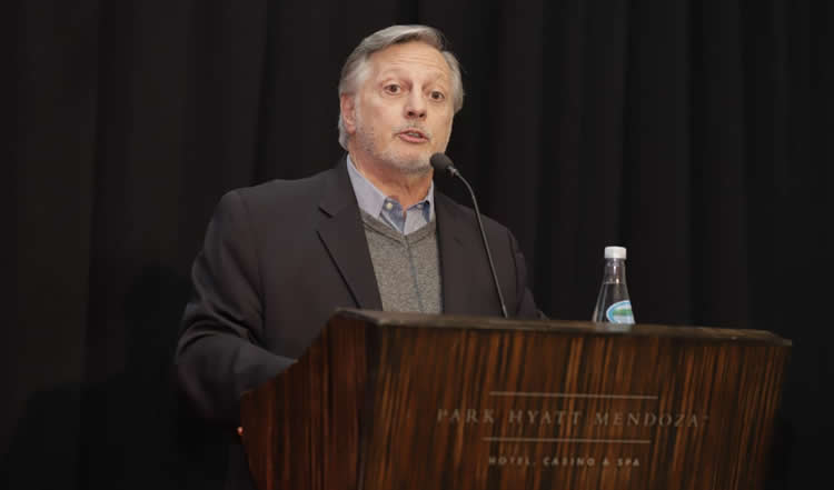 Aranguren e Iguacel debatieron con estacioneros sobre la energía del futuro