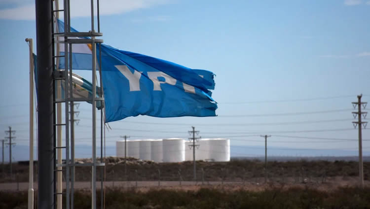 La baja del consumo de combustibles impactó en los números de YPF