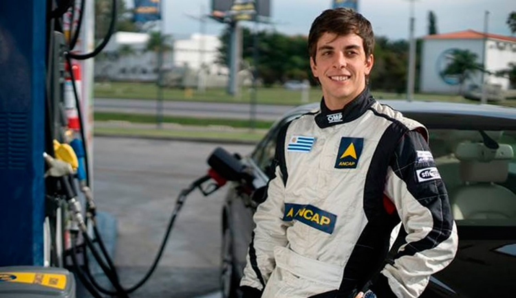 Con uniforme de pistero, el campeón uruguayo de automovilismo sorprendió a los clientes