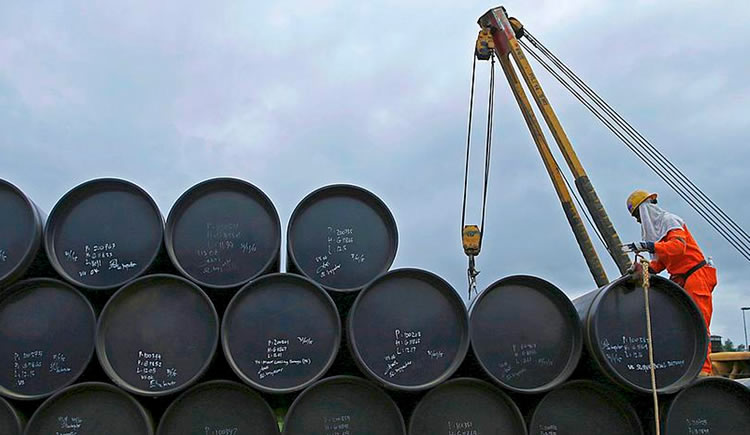El aumento del precio internacional del petróleo pone en riesgo el congelamiento a los combustibles