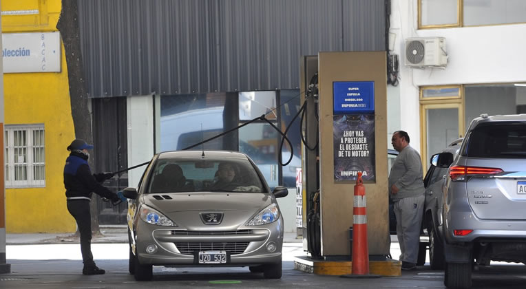YPF, PAE y Raízen reclamaron la inconstitucionalidad del congelamiento de precios y las estaciones podrían imitarlas