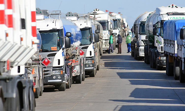 Con un nuevo aumento en el sector mayorista, las petroleras subsidian el freno a los precios minoristas