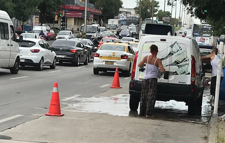 Estacioneros denuncian falta de seguridad y competencia desleal de lavaderos clandestinos de autos en las calles