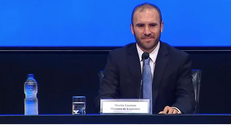 Economistas coinciden en que no habrá congelamiento de los combustibles porque generaría dificultades recaudatorias