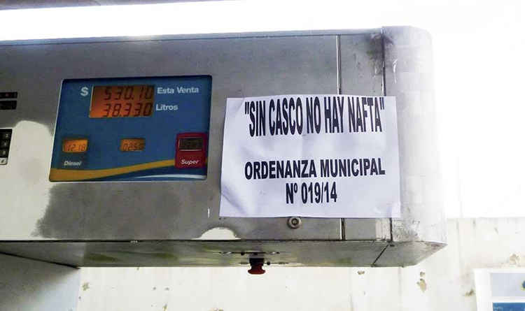 “Sin casco, no hay nafta”: A pesar del rechazo de estacioneros y empleados, los municipios vuelven a la carga