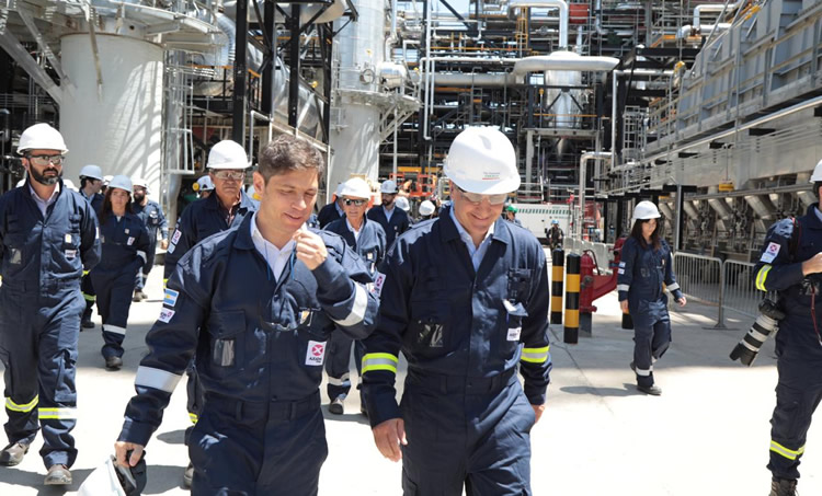 El gobernador de la provincia de Buenos Aires visitó la refinería de AXION energy en Campana