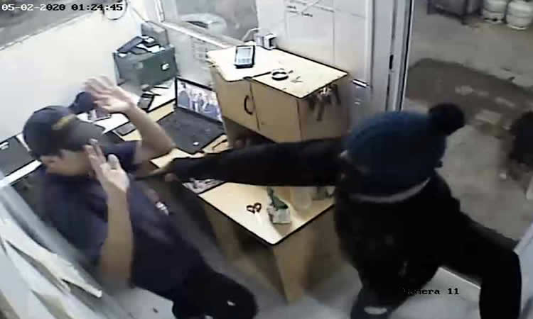 Nuevos hechos delictivos contra expendedoras de combustibles reviven el debate por el pago en efectivo