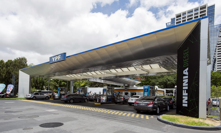 YPF con fuertes pérdidas por la devaluación, el congelamiento de precios y la caída del consumo