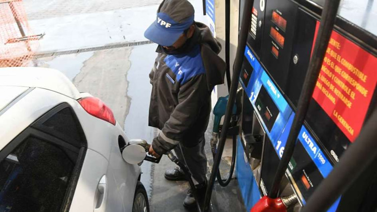 En el Congreso advierten sobre la caída de YPF en un contexto de congelamiento de combustibles