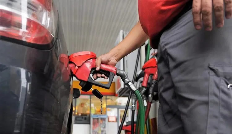 Empresarios del sector de combustibles angustiados por el freno a los precios
