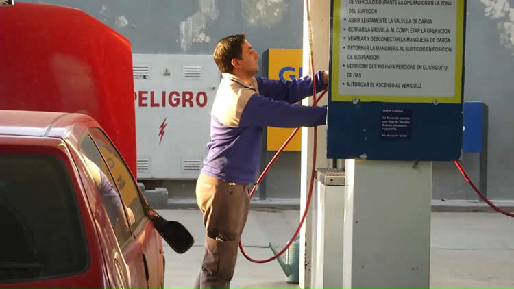 Beneficio para estaciones de GNC: Brindan asistencia para pagar el gas