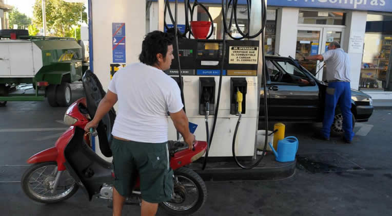 En La Rioja prohíben la venta de nafta a motocicletas y se dispara la venta ilegal