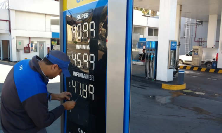 Con revisiones trimestrales: El gobierno congelará el precio de los combustibles hasta fin de año