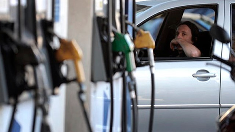 Comparativo mundial: ¿Cuántos litros de nafta se pueden comprar con un salario promedio?