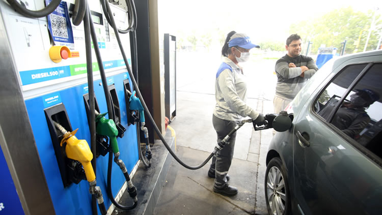 Advierten que “hay clientes que hace más de dos meses que no cargan nafta”