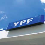 Precios congelados y caída de ventas por el Covid impactaron negativamente en la situación económica de YPF
