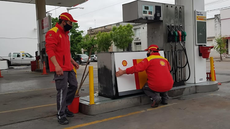 La Federación de Entidades de Combustibles acordó con el sindicato la suspensión de personal con goce de sueldo