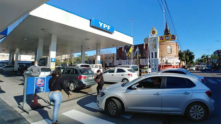 Diputados impulsan que organismos y agentes dependientes del Estado carguen combustible de manera exclusiva en YPF