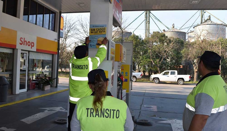 Se reaviva la polémica por la imposición de impedir la carga de nafta a los motociclistas sin casco