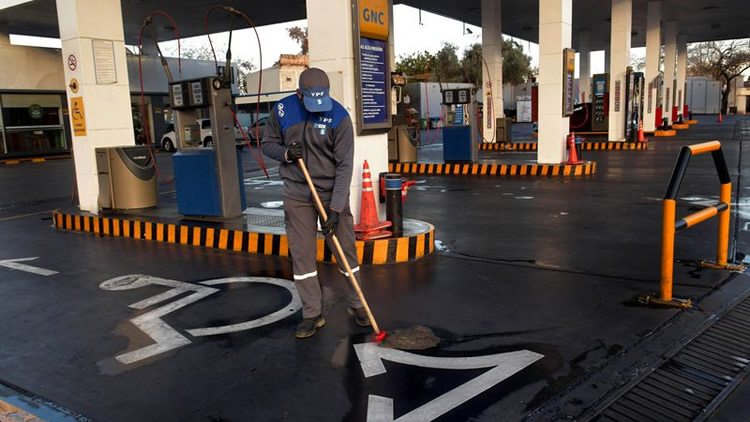 Datos oficiales: La venta de combustibles no se recupera pese a las escasas restricciones de movilidad