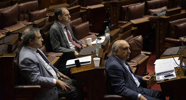 Sin los votos de los tres senadores “cabildantes” ANCAP no podría arrendar instalaciones portuarias a privados