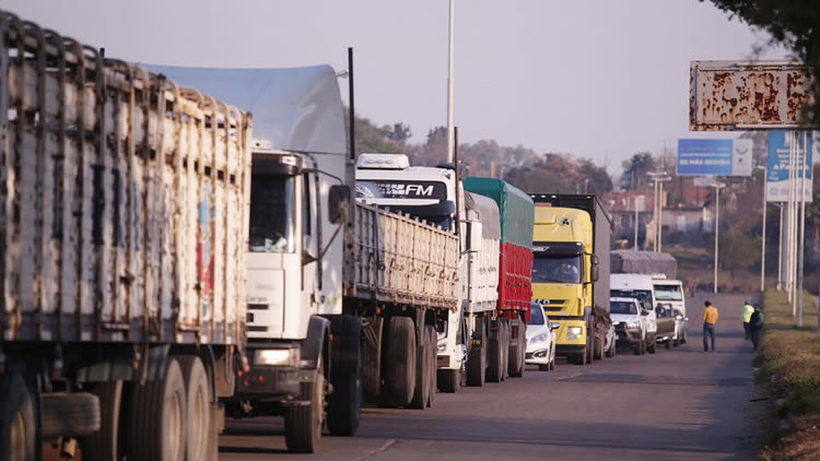 La medida de protesta de camioneros está complicando el abastecimiento de combustibles en el litoral del país