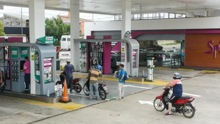 Avanza en La Plata la polémica resolución que fija el uso de obleas en motocicletas para la carga de nafta