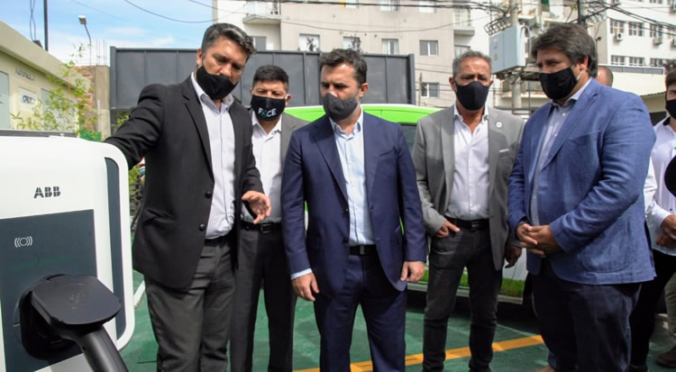 El secretario de Energía inauguró una estación de carga de vehículos eléctricos