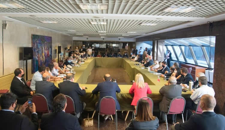 Socios de la coalición presentan reparos a habilitar a grandes consumidores a comprar combustible directo a las compañías