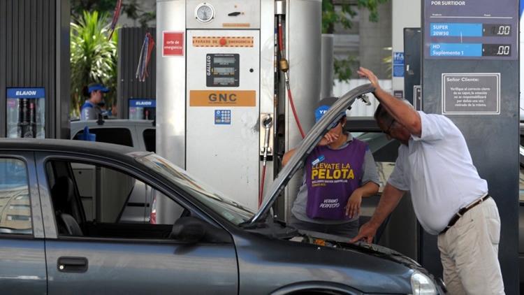 Estacioneros del NOA rechazan la propuesta de atar el costo del gas para GNC al valor de la nafta súper