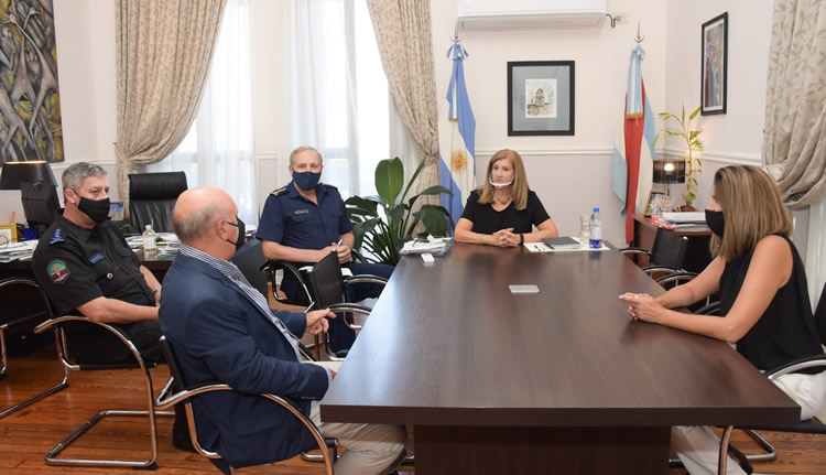 Estacioneros y Policía evalúan un plan de protección contra motochorros y asaltantes de transporte de dinero