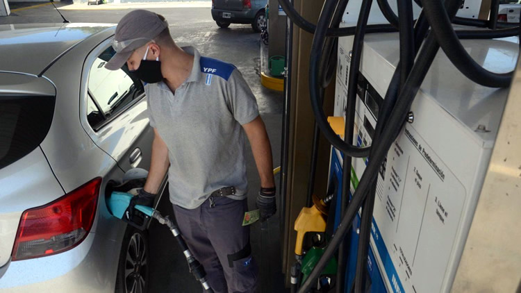 El gobierno volvió a postergar el aumento de los impuestos que gravan los combustibles