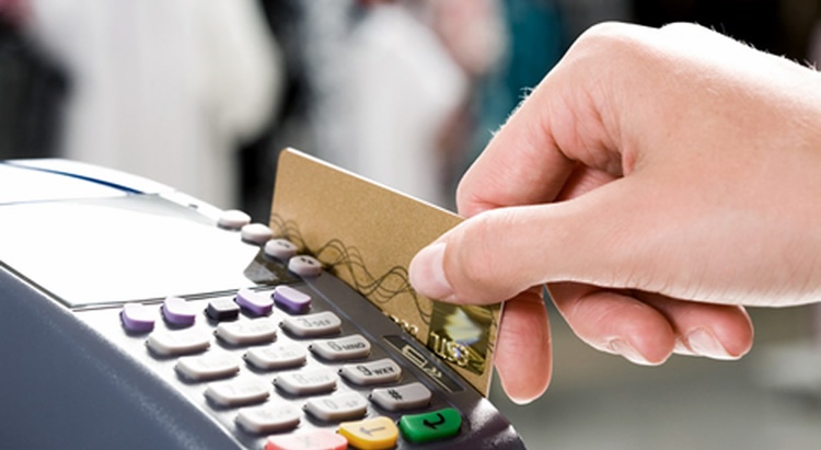 Tarjetas de Crédito: Estaciones de Servicio denuncian cobro de cargos injustificados  y en dólares