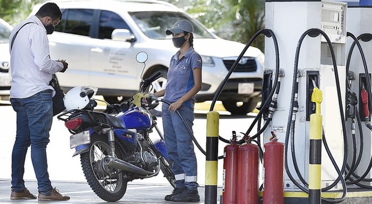 Estacioneros exigen adicionar un plus al precio de la nafta y el gasoil