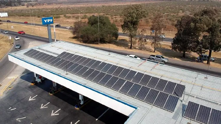 YPF propone instalar paneles solares en Estaciones de Servicio pero operadores exigen un marco legal