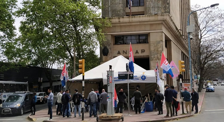 El sindicato decidió ocupar las oficinas centrales de ANCAP en protesta por el cierre de filiales de ALUR