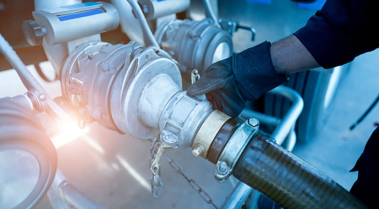 Estaciones de Servicio proponen un sistema de control electrónico para detectar la procedencia de los combustibles