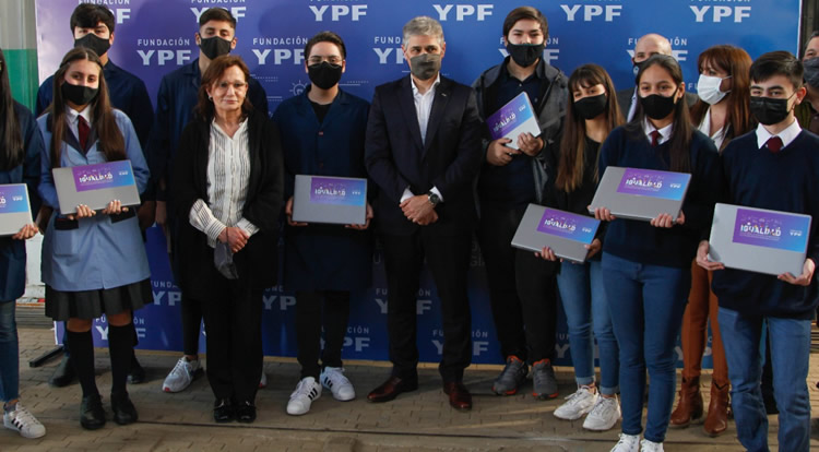 YPF y Fundación YPF entregaron notebooks y material educativo a escuelas de Comodoro Rivadavia