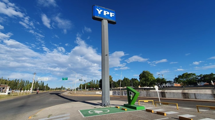 Se instaló el primer cargador eléctrico en una Estación de Servicio de la Patagonia