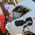 Comienza a extenderse la red de estaciones de carga para autos eléctricos en el país